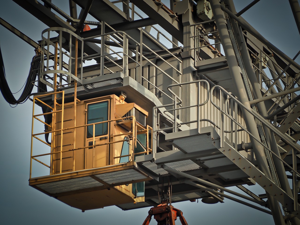 Vivere e lavorare in verticale, i nodi tecnici degli impianti di sollevamento