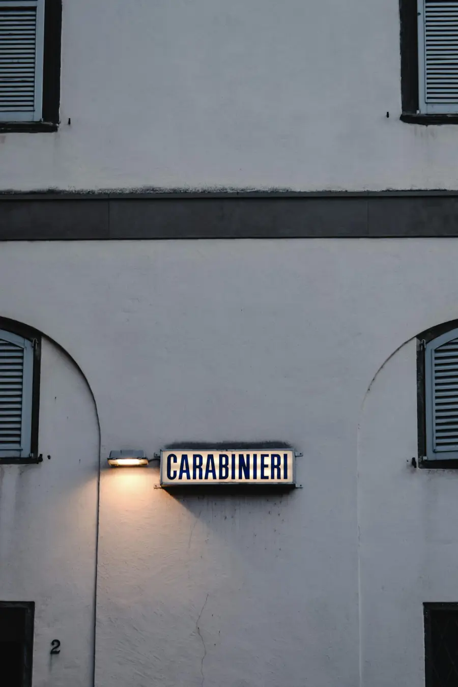 Roma, stretta sulla “truffa delle tre campanelle”: scattano gli allontanamenti dal territorio nazionale