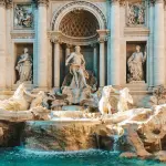 Fontana di Trevi, il primo mese con l’accesso regolato: numeri, incassi e un cambio di passo nella fruizione