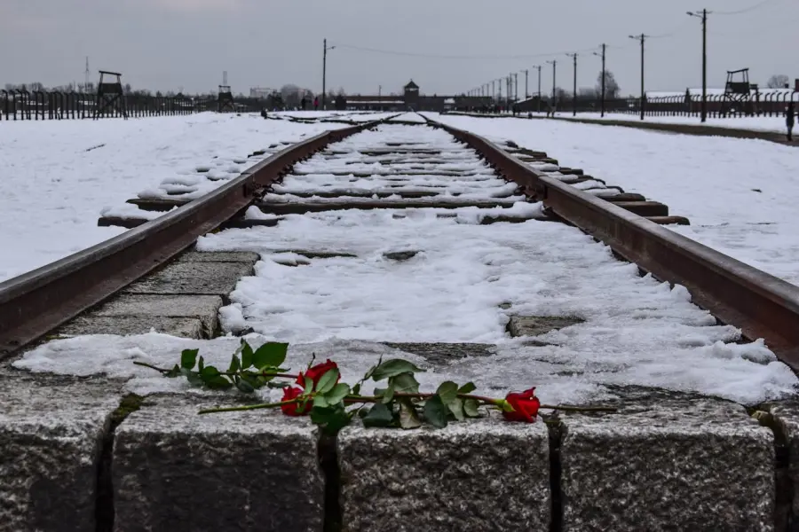 Viaggio della Memoria, la comunità LGBT+ a Auschwitz per ricordare le vittime del nazifascismo