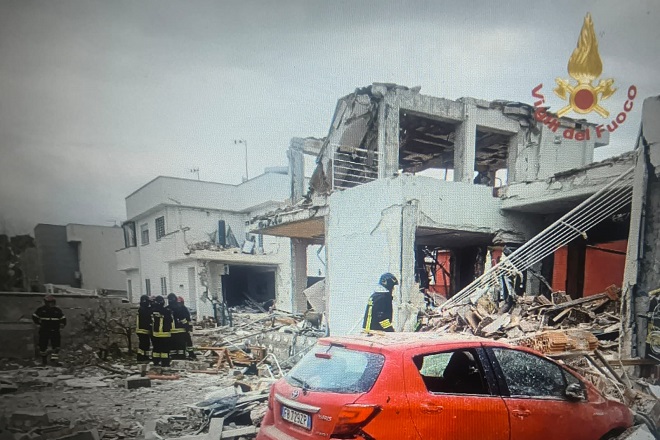 Esplosione a Piana del Sole, sopralluogo del sindaco tra soccorsi e verifiche sugli edifici