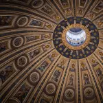 La Croce del Giubileo 2025 donata alla Questura di Roma, simbolo di memoria e servizio