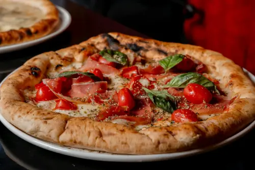 Pizza gourmet: topping insoliti, abbinamenti raffinati e dove mangiarla