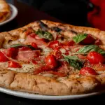 Pizza gourmet: topping insoliti, abbinamenti raffinati e dove mangiarla