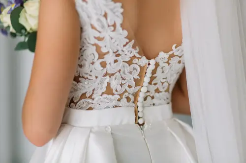Tradizione e nuove silhouette: come stanno cambiando le scelte delle spose romane