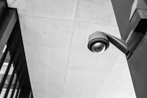 Roma, telecamera sulla porta svela tre ladri in condominio