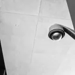 Roma, telecamera sulla porta svela tre ladri in condominio