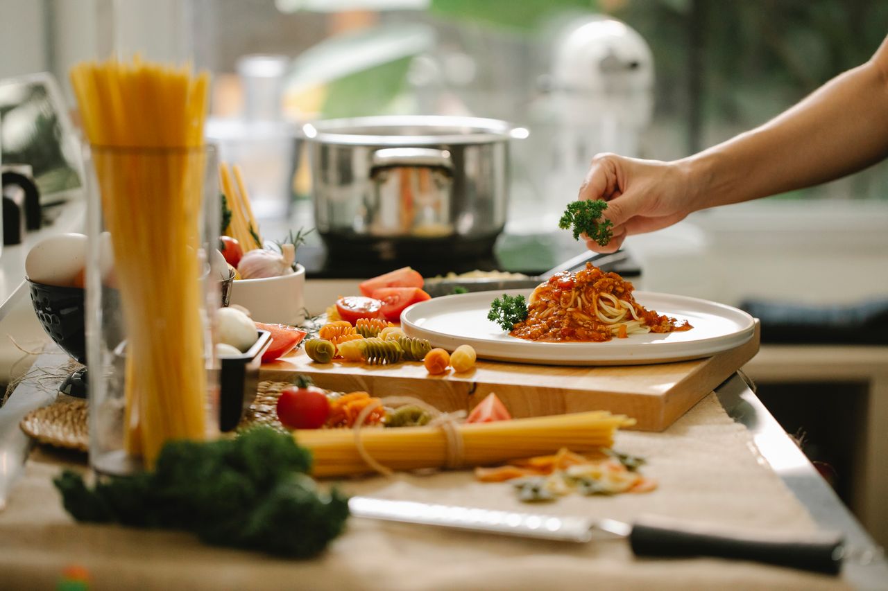 Cucinare in modo semplice e sano: piccoli gesti quotidiani che cambiano davvero la tavola